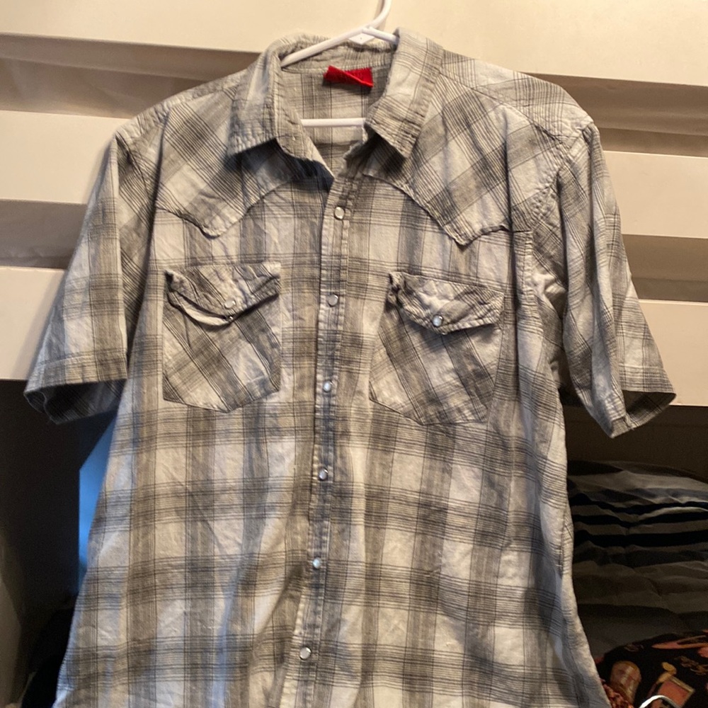 Man’s short sleeve shirt l